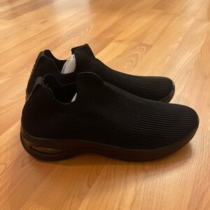 Hyper Swiss design arch motion black womens sneaker. Size 9.